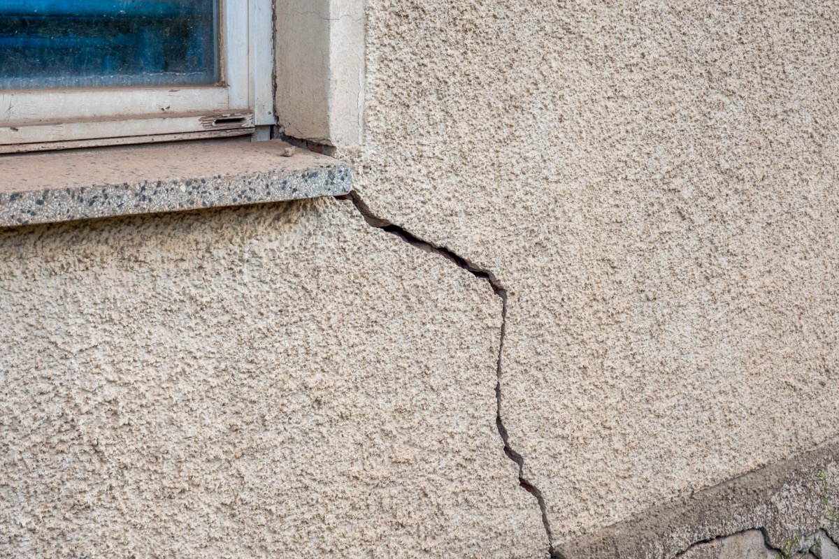 stucco contractors near me inspecting damaged stucco